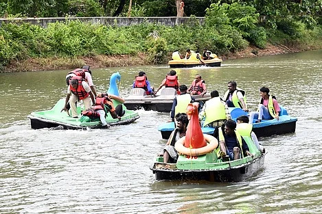  குற்றாலம் ஐந்தருவி வெண்ணைமடைகுளத்தில் நடைபெற்ற படகுப் போட்டியில் பங்கேற்றோா். 