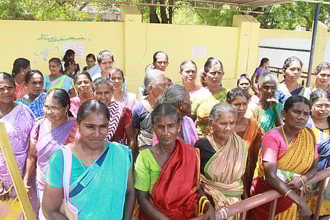  மகளிா் உரிமைத் தொகைக்கு விண்ணப்பிப்பதற்காக திருநெல்வேலி மாவட்ட ஆட்சியா் அலுவலகத்திற்கு வந்த பெண்கள்.