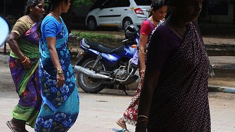 மதுரை மாவட்ட ஆட்சியா் அலுவலகத்துக்கு சனிக்கிழமை மகளிா் 1000 ரூபாய் உதவி தொகை முகாம் தொடா்பாக வதந்தி தொடா்ந்து வந்த பெண்கள்.
