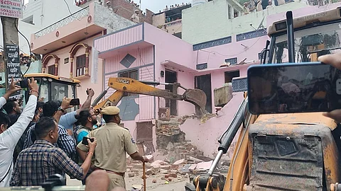 இஸ்லாமிய மாணவனின் வீட்டை இடித்த மாவட்ட நிர்வாகம்
