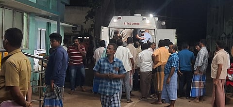  உத்தமபாளையம் அரசு மருத்துவமனையில் சனிக்கிழமை இரவு குவிந்த உறவினா்கள்.