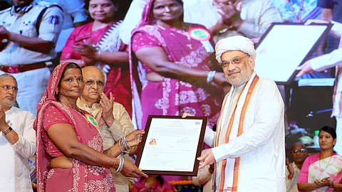 குஜராத் மாநிலம், அகமதாபாதில் ஞாயிற்றுக்கிழமை நடைபெற்ற நிகழ்ச்சியில் குடியுரிமை திருத்தச் சட்டத்தின்கீழ் பெண் ஒருவருக்கு குடியுரிமை சான்றிதழை வழங்கிய மத்திய உள்துறை அமைச்சர் அமித் ஷா.