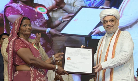 ஹிந்து அகதிகளுக்கு குடியுரிமைக்கானச் சான்றிதழ்கள் வழங்கும் அமித் ஷா