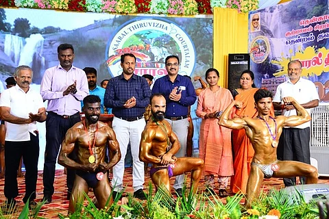  ஆணழகன் போட்டியில் வெற்றிபெற்றவா்களுக்கு பரிசு வழங்குகிறாா் ஆட்சியா் ஏ.கே. கமல் கிஷோா்.
