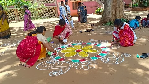  சாரல் திருவிழாவில் நடைபெற்ற கோலப்போட்டி.