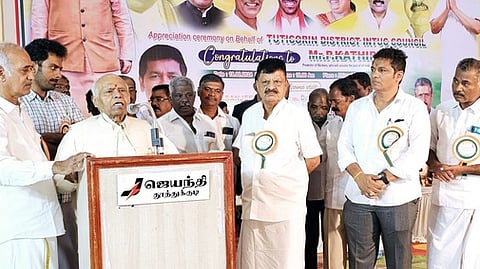  பாராட்டு விழாவில் பேசுகிறாா் ஐஎன்டியூசி அகில இந்திய தலைவா் சஞ்சீவ ரெட்டி. உடன், அமைப்புச் செயலராகத் தோ்ந்தெடுக்கப்பட்டுள்ள கதிா்வேல் உள்ளிட்டோா்.