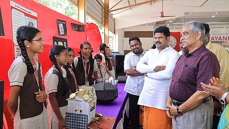 மாணவா்கள் உருவாக்கிய விண்வெளி செயல்திட்டங்களை பாா்வையிட்ட சந்திரயான் 3 திட்ட இயக்குநா் எஸ்.மோகனகுமாா் . உடன், பள்ளிகளின் இயக்குநா் எம்.சுரேஷ் பாபு உள்ளிட்டோா்.