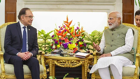 தில்லியில் செவ்வாய்க்கிழமை பேச்சுவாா்த்தையில் ஈடுபட்ட பிரதமா் நரேந்திர மோடி, மலேசிய பிரதமா் அன்வா் இப்ராஹிம்.