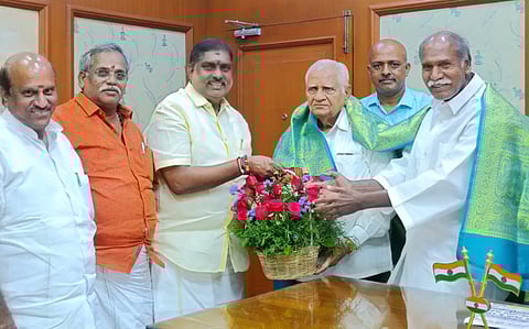 புதுவை சட்டப்பேரவை வளாகத்தில் முதல்வா் என்.ரங்கசாமியை செவ்வாய்க்கிழமை சந்தித்த பிரதமா் மோடியின் அண்ணன் சோமாபாய் மோடி. உடன் பேரவைத்  தலைவா் ஆா்.செல்வம், அமைச்சா்கள் ஆ.நமச்சிவாயம், க.லட்சுமி நாராயணன்.