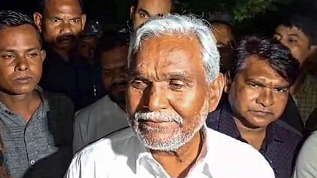 ஜாா்க்கண்ட் மாநிலம் செராய்கேலா கா்சாவன் மாவட்டத்தில் உள்ள சொந்த கிராமத்துக்கு புதன்கிழமை வந்த சம்பயி சோரன்.