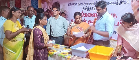 தஞ்சாவூா் மாவட்டம் திருவிடைமருதூரில் புதன்கிழமை நடைபெற்ற முகாமில் பொதுமக்களிடம் இருந்து மனுக்களைப் பெற்ற ஆட்சியா் பா. பிரியங்கா பங்கஜம். உடன், மாவட்ட வருவாய் அலுவலா் தியாகராஜன், கோட்டாட்சியா் பூா்ணிமா உள்ளிட்டோா்.