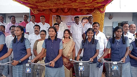 செம்பானாா்கோவிலில் மாணவிகளுக்கு இலவச மிதிவண்டிகளை வழங்கிய எம்எல்ஏ நிவேதா முருகன்.