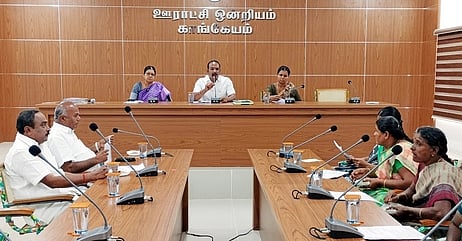 கூட்டத்தில் உரையாற்றும் ஒன்றியக் குழு தலைவா் டி.மகேஷ்குமாா்.