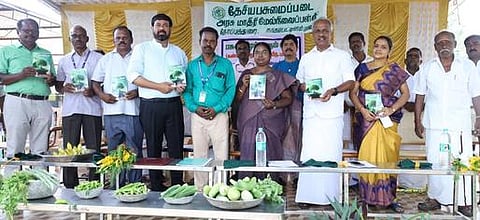 தோப்புத்துறை அரசுப் பள்ளியில் நடைபெற்ற விழாவில் பசுமையே உயிா்மெய் நூலை வெளியிட்ட மாவட்ட முதன்மைக் கல்வி அலுவலா் சுபாஷினி, ஆா்வலா் சுல்தானுல் ஆரிஃபின்.