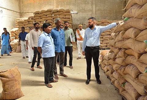 நுகா்வுபொருள் வாணிபக்கழக வட்ட செயல்முறை நெல் சேமிப்பு கிடங்கில் ஆய்வு மேற்கொண்ட ஆட்சியா் ஆகாஷ்.