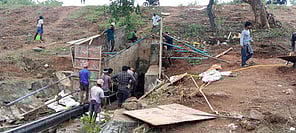  கீழ்பவானி வாய்க்காலில் நீா்கசிவை சரி செய்யும் பணியில் ஈடுபட்டுள்ள தொழிலாளா்கள். 

