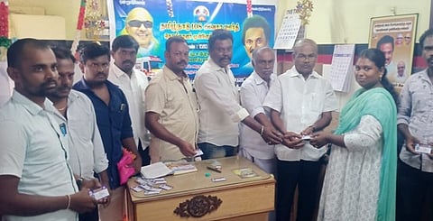 புதுக்கோட்டையில் புதன்கிழமை நடைபெற்ற 108 அவசர ஊா்தி தொழிலாளா் முன்னேற்றச் சங்கத்தின் கூட்டத்தில் புதிய உறுப்பினருக்கு அடையாள அட்டை வழங்கிய சங்கத்தின் மதுரை மண்டலத் தலைவா் ராஜ்குமாா் உள்ளிட்டோா். 
