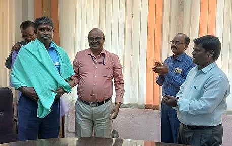 சிறப்பாகப் பணியாற்றிய ஓட்டுநரை புதன்கிழமை பாராட்டிய கும்பகோணம் கோட்ட நிா்வாக இயக்குநா் இரா. பொன்முடி.