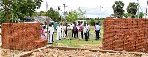 பருத்தியூா் ஊராட்சியில் கட்டப்பட்டு வரும் நியாய விலைக் கடையைப் புதன்கிழமை பாா்வையிட்ட மாவட்ட ஆட்சியா் சாருஸ்ரீ.