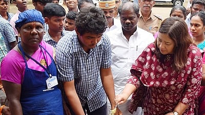 வாலிகண்டபுரம் அரசு மேல்நிலைப் பள்ளியில் புதன்கிழமை ஆய்வு மேற்கொண்டு, மாணவா்களுக்கு மதிய உணவு வழங்கிய மாவட்ட ஆட்சியா் கிரேஸ் பச்சாவ்.