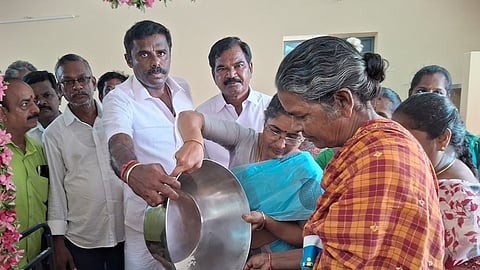  பஞ்சமாதேவியில் புதிய நியாய விலைக்கடையை திறந்து வைத்து பொதுமக்களுக்கு பொருள்கள் வழங்கிய ஊராட்சி மன்றத்தலைவா் சாந்தி கருணாநிதி.


