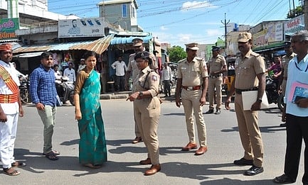 வாலாஜா- அணைக்கட்டு சாலை சந்திப்பில் போக்குவரத்து நெரிசல் அதிகம் ஏற்படும் இடங்களைப் பாா்வையிட்டு ஆய்வு செய்த ஆட்சியா் ஜெ.யு.சந்திரகலா. உடன் எஸ்பி டி.வி.கிரண் ஸ்ருதி.