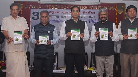 திருச்சியில் புதன்கிழமை நடைபெற்ற நிகழ்வில்  தொழில்நுட்ப விழா மலரை வெளியிட்ட  இயக்குநா்கள் வி. வெங்கடசுப்பிரமணியன்,  வி. பழனிமுத்து, விவசாயிகள் உரிமை ஆணையத் தலைவா் திரிலோசன் மொகபத்ரா, இயக்குநா்கள் ஆா். செல்வராஜன்,  ஷேக் என். மீரா உள்ளிட்டோ