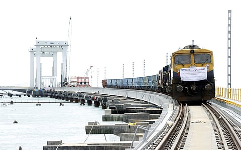  பாம்பன் புதிய பாலத்தில் சோதனைக்காக புதன்கிழமை இயக்கப்பட்ட சரக்கு ரயில்.