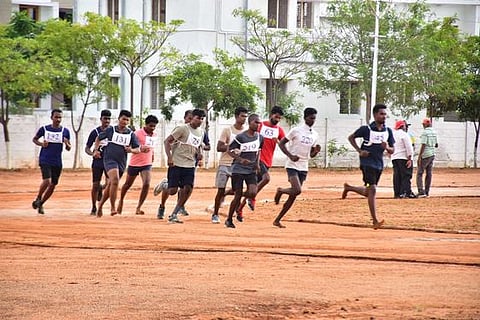 திருச்சி ஆயதப்படை மைதானத்தில் 2 ஆம் நிலை காவலா் பணிக்கு புதன்கிழமை நடைபெற்ற தோ்வில் பங்கேற்ற இளைஞா்கள்.
