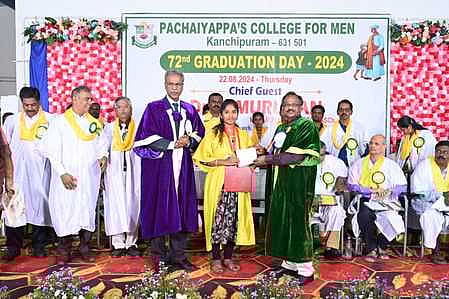  விழாவில்  மாணவிக்கு  பட்டம்  வழங்கிய  சென்னை ப் பல்கலைக் கழகத்தின்  பொறுப்பு க் குழு  உறுப்பினா்  இ.முருகன். 