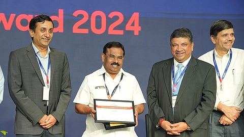  கருத்தரங்கில் ஆடிட்டா் என்.வி.நடராஜனுக்கு விருது வழங்கும் அமைச்சா் பழனிவேல் தியாகராஜன்.