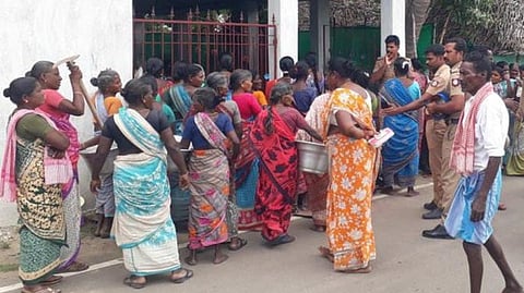 வாழக்கரையில் சாலை மறியலில் ஈடுபட திரண்ட பெண்கள்.