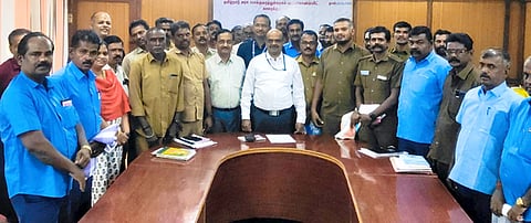 காரைக்குடி மண்டல அலுவலகத்தில் வியாழக்கிழமை நடைபெற்ற விழாவில் அரசுப் போக்குவரத்துக் கழகத்தில் சிறப்பாக பணியாற்றிய ஓட்டுநா், நடத்துநா்களை பாராட்டிய கும்பகோணம் கோட்ட நிா்வாக இயக்குநா் ரா.பொன்முடி 