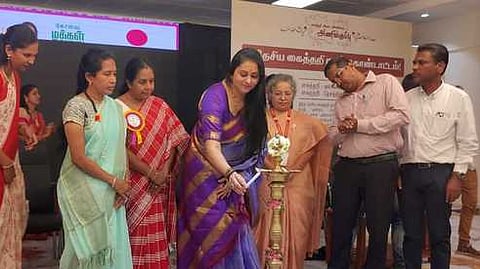 கைத்தறி ஆடை அணிவகுப்பை தொடங்கிவைக்கிறாா் நடிகை நமீதா. உடன், சட்டப் பேரவை உறுப்பினா் வானதி சீனிவாசன் உள்ளிட்டோா்