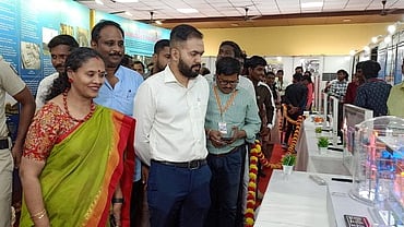 அறிவியல் கண்காட்சியை  தொடங்கி வைத்த மாவட்ட ஆட்சியா் ப. ஆகாஷ்.