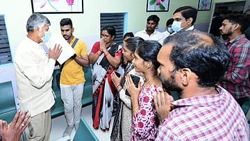 மருத்துவமனையில் சிகிச்சை பெற்று வருபவர்களின் குடும்பத்தினரை நேரில் சந்தித்து ஆறுதல் கூறிய முதல்வர் சந்திரபாபு நாயுடு