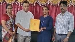  புரிந்துணா்வு ஒப்பந்தத்தை பரிமாறிக்கொள்கின்றனா் வின்ஸ் கல்வி நிறுவனங்களின் நிா்வாகி நாஞ்சில் வின்சென்ட் , குமரி மாவட்ட இந்தியன் வங்கியின் முதன்மை மேலாளா் அகிலம்.