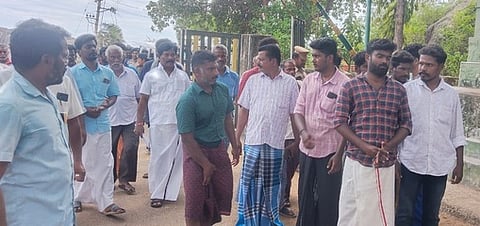 மணிமுத்தாறு பேச்சியம்மன் கோயில் கும்பாபிஷேக பணிக்கு இடையூறு? மக்கள் மறியல்