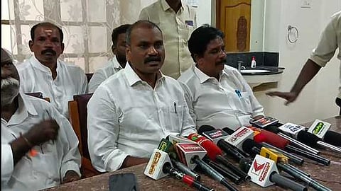   செய்தியாளா்களுக்கு பேட்டி அளிக்கிறாா் மத்திய அமைச்சா் எல்.முருகன், உடன், எம்.ஆா்.காந்தி எம்எல்ஏ., மாவட்ட பாஜக தலைவா் தா்மராஜ் உள்ளிட்டோா்.