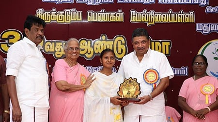 மதுரை ஆரப்பாளையத்தில் உள்ள திருக்குடும்பம் பெண்கள் மேல்நிலைப் பள்ளியில் வியாழக்கிழமை நடைபெற்ற விழாவில் மாணவிக்கு பரிசு வழங்கிய தமிழக தகவல் தொழில்நுட்பவியல், எண்மச் சேவைகள் துறை அமைச்சா் பழனிவேல்தியாகராஜன்.