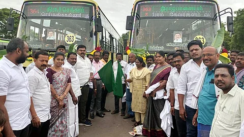 பேருந்தை கொடியசைத்து தொடக்கி வைக்கின்றனா் ராஜா எம்.எல்.ஏ., ராணி ஸ்ரீகுமாா் எம்.பி.