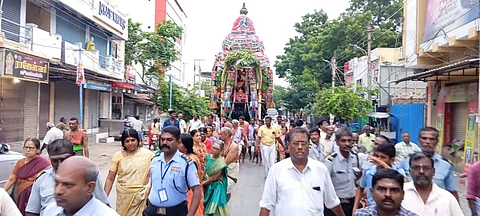 திருச்செந்தூர் அருள்தரும் வெயிலுகந்தம்மன் கோயிலில் ஆவணித் திருவிழா பத்தாம் நாளான வியாழக்கிழமை காலை நடைபெற்ற தேரோட்டம். (உள் படம்) தேரில் எழுந்தருளிய வெயிலுகந்தம்மன்.