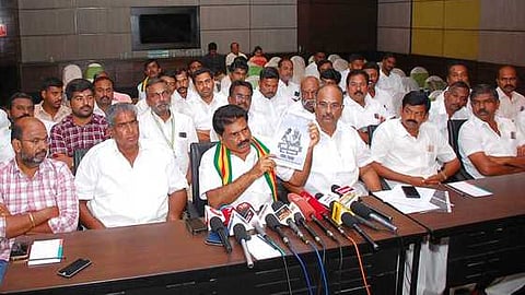 கோவையில் செய்தியாளா்களிடம் பேசிய கொமதேக பொதுச்ெ சயலாளா் ஈ.ஆா். ஈஸ்வரன்.