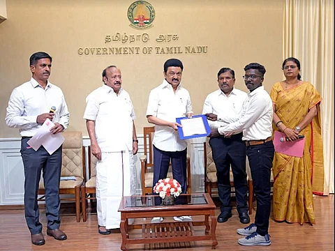 உதவி தோட்டக்கலை அலுவலர் பணியிடங்களுக்கு தெரிவு செய்யப்பட்டவர்களில் 5 பேர்களுக்கு முதல்வர் மு.க.ஸ்டாலின் வியாழக்கிழமை பணி நியமன ஆணைகளை வழங்கி வாழ்த்தினார்.