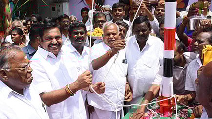 இடங்கணசாலையில் அதிமுக கொடி ஏற்றினாா் -எடப்பாடி கே.பழனிசாமி