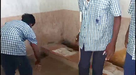  வங்கனூா் அரசினா் மேல்நிலைப் பள்ளி கழிப்பறையைச் சுத்தம் செய்த மாணவா்கள்.