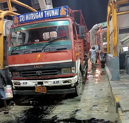  விக்கிரவாண்டி சுங்கச் சாவடியில் வெள்ளிக்கிழமை அதிகாலை மோதிய லாரிகள்.