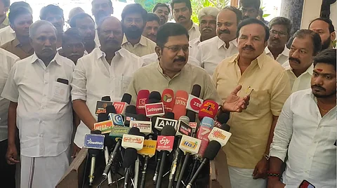 தஞ்சாவூரில் வெள்ளிக்கிழமை செய்தியாளர்களுக்கு பேட்டி அளித்த அமமுக பொதுச்செயலாளர் டிடிவி.தினகரன்.