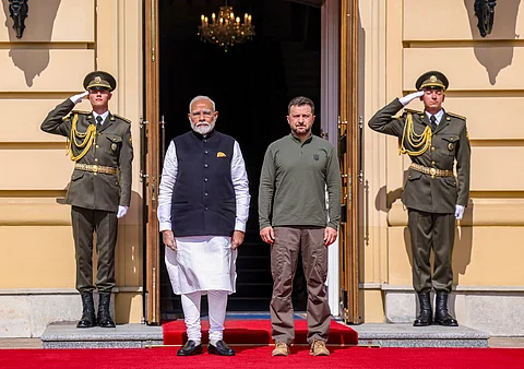 உக்ரைன் சென்றுள்ள பிரதமர் மோடி, அதிபர் வொலோதிமீா் ஸெலென்ஸ்கியை அவரது மாளிகையில் சந்தித்து கலந்துரையாடினார்.