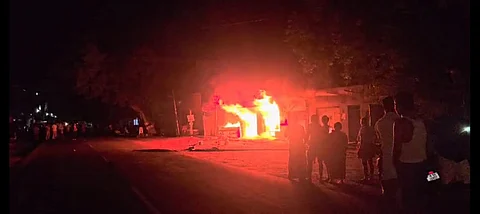 பரமத்திவேலூரில் கொழுந்துவிட்டு எரியும் 
பிரபல புத்தகக் கடை.